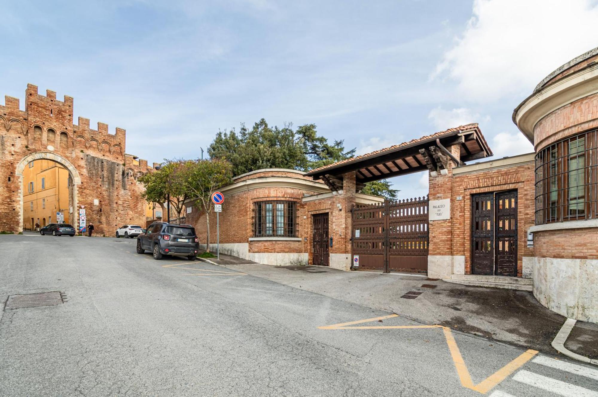 Porta Tufi Luxury With Private Parking! Siena